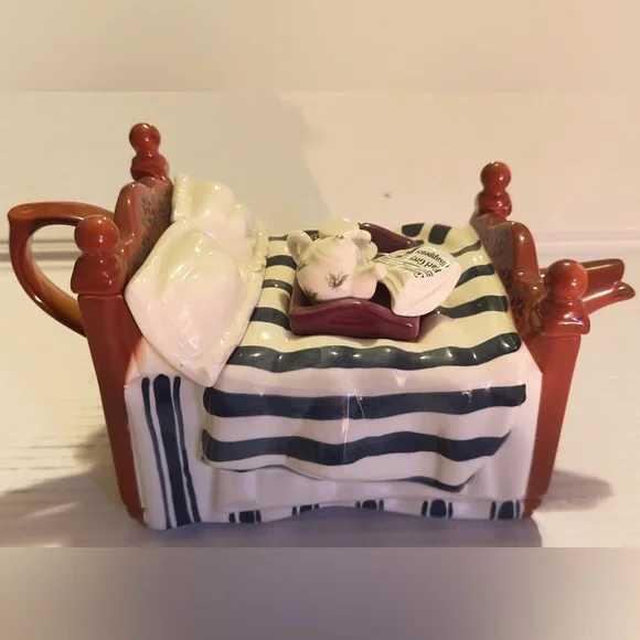 RARE The Swineside Tea Pottery 'BED' LARGE TEAPOT England 1995